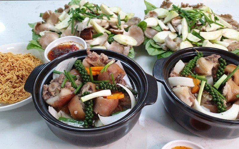 Thưởng thức lẩu bao tử hầm tiêu cùng các loại rau