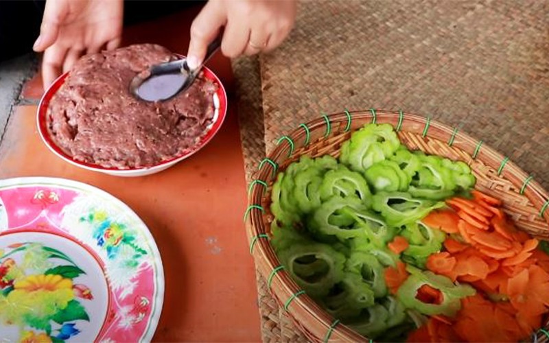 Ướp thịt bồ câu xay với tiêu, muối và hành lá