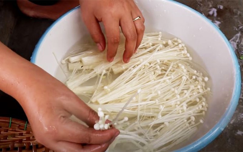 Sơ chế nấm kim châm và miến dong đã trụng
