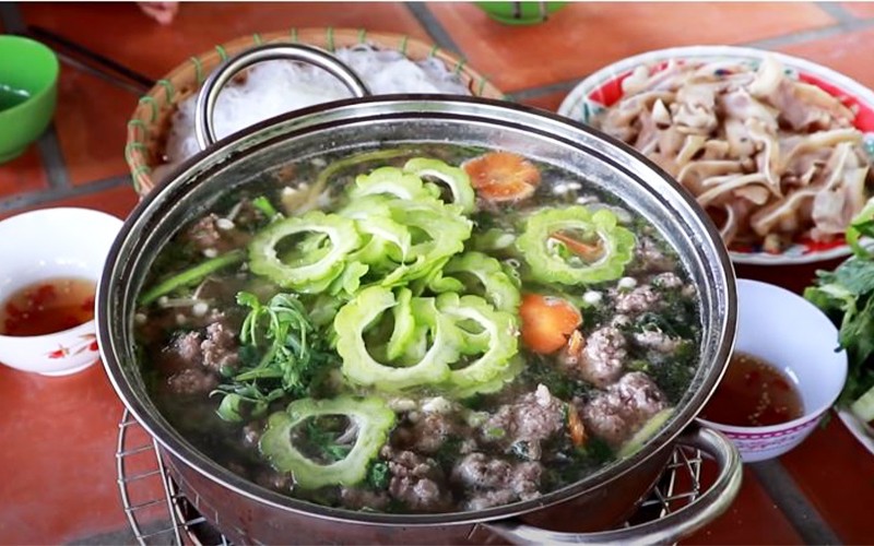 Thành phẩm lẩu bồ câu khổ qua thơm ngon, nóng hổi