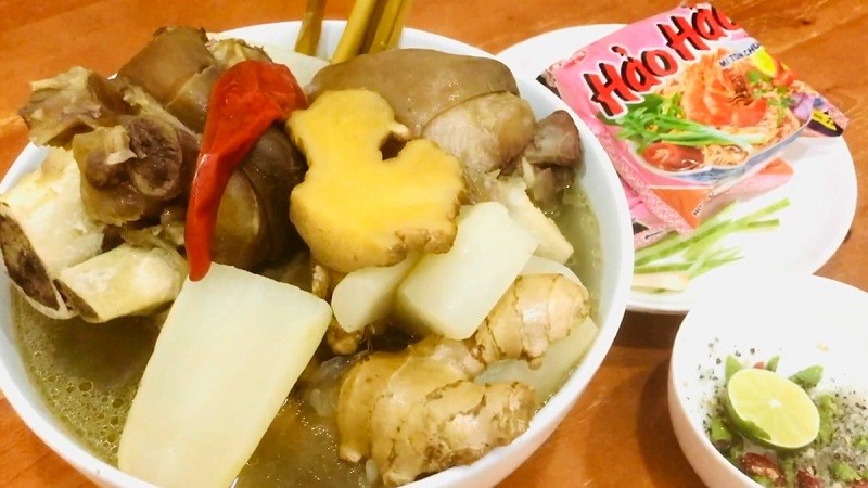 Thành phẩm lẩu bò hầm sả nóng hổi, hấp dẫn cùng các loại rau nhúng