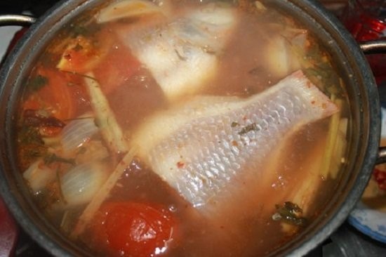 Nồi lẩu cá diêu hồng với măng chua nóng hổi