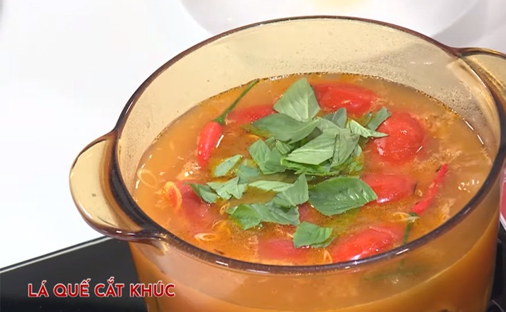 Thịt viên và cá khoai đang được nấu trong nồi lẩu nóng hổi