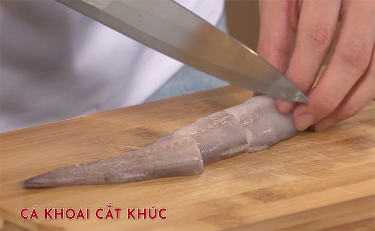 Sơ chế cá khoai sạch sẽ trước khi nấu lẩu