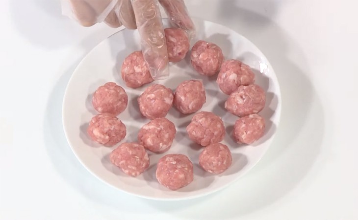 Ướp và vo viên thịt dăm cho món lẩu cá khoai