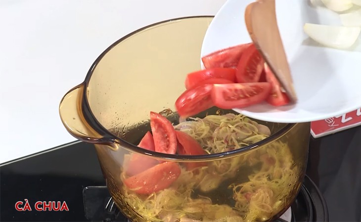Xào thơm sả, hành tây và cà chua cho nước lẩu