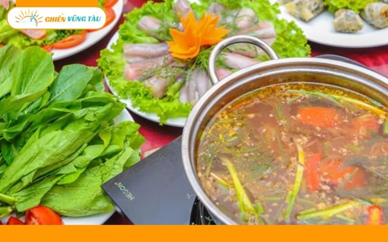 Bàn ăn ấm cúng với món lẩu cá khoai Vũng Tàu nóng hổi, bún và nước chấm