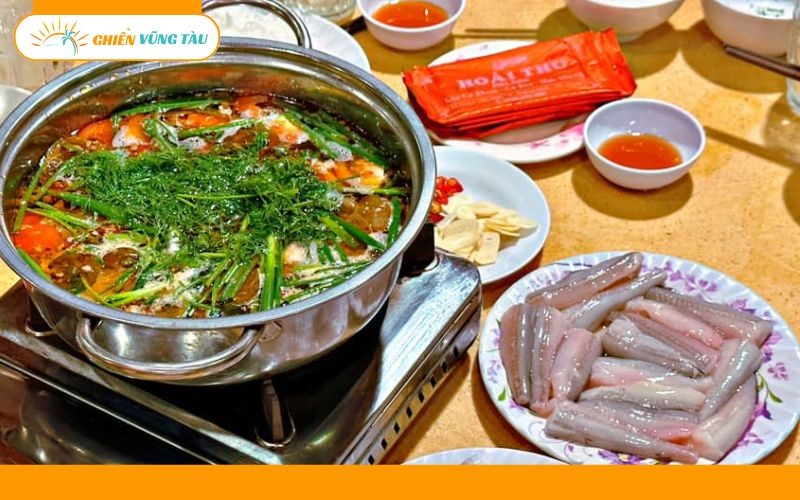 Thực khách đang thưởng thức lẩu cá khoai tại một nhà hàng ở Vũng Tàu