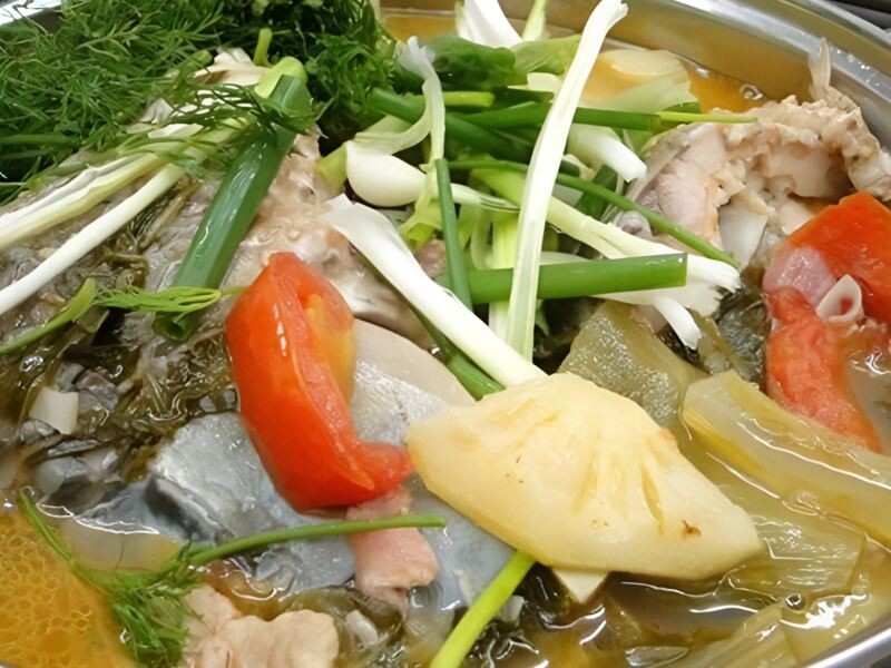 Hướng dẫn chi tiết cách nấu cá trắm giòn ngon và trình bày nồi lẩu hấp dẫn