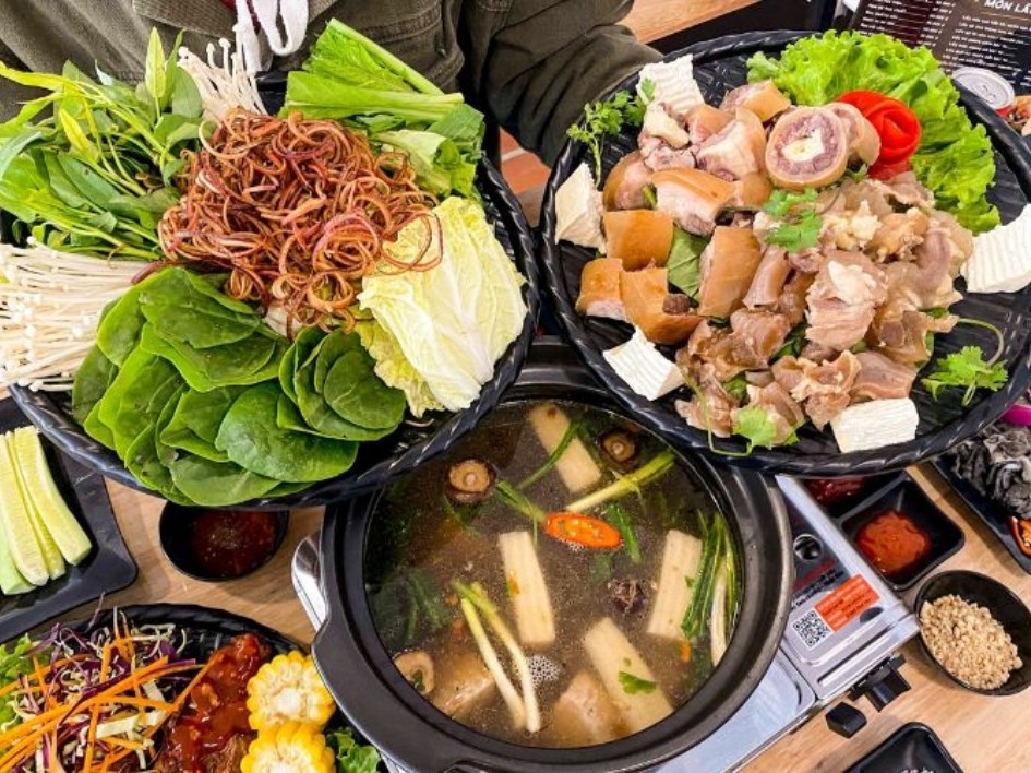 Nồi lẩu chó bia thơm lừng đang sôi sục, sẵn sàng để thưởng thức