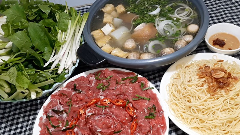 Thưởng thức lẩu dựng bò nóng hổi