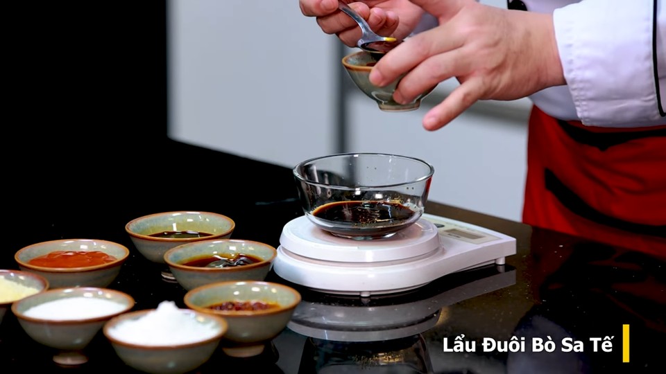 Các loại gia vị đa dạng được cân đong cẩn thận để tạo nên phần sốt lẩu đậm đà, chuẩn vị cho món lẩu đuôi bò sa tế.