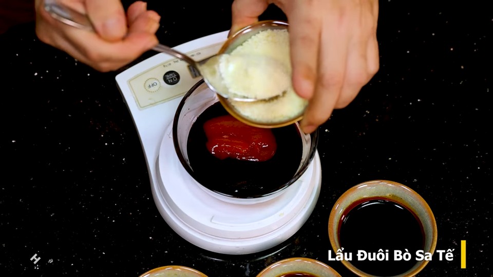 Hỗn hợp sốt lẩu cay nồng, thơm lừng đã được trộn đều, sẵn sàng cho vào nồi lẩu đuôi bò sa tế.