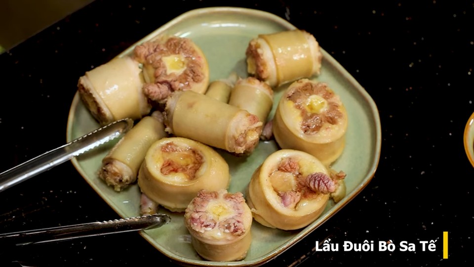Những khúc đuôi bò đã chiên sơ có màu vàng nhẹ, sẵn sàng cho công đoạn hầm mềm để nấu lẩu đuôi bò.