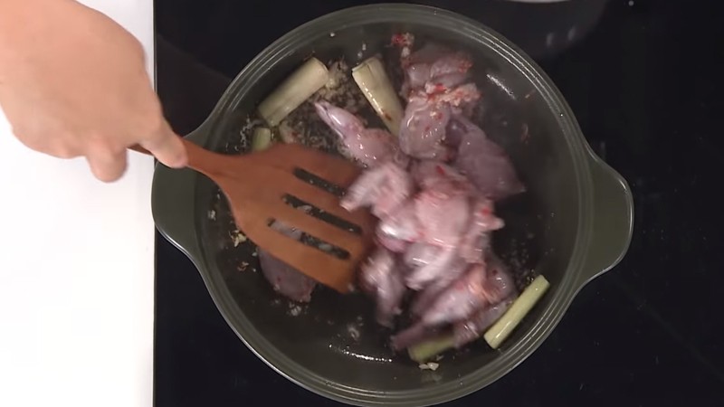 Xào sơ thịt ếch cho món lẩu