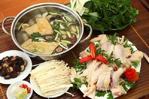 Bát lẩu gà miền Bắc nghi ngút khói, với thịt gà mềm ngọt và nước dùng đậm đà, minh họa thành quả của cách nấu lẩu gà ngon nhất miền Bắc