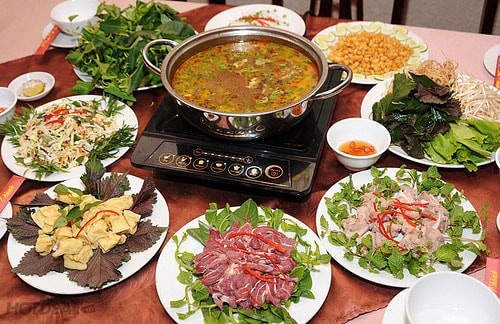 Nồi lẩu gà thập cẩm đầy đặn, phong phú với nhiều nguyên liệu tươi ngon, là một ví dụ về sự sáng tạo trong cách nấu lẩu gà ngon nhất miền Bắc và các biến tấu