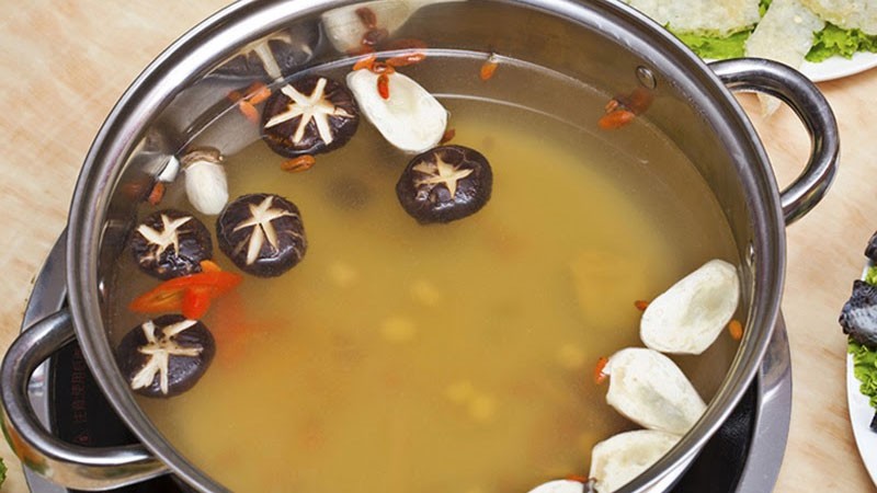 Mẹo chặt thịt gà đúng cách để có món lẩu gà ngon tại nhà