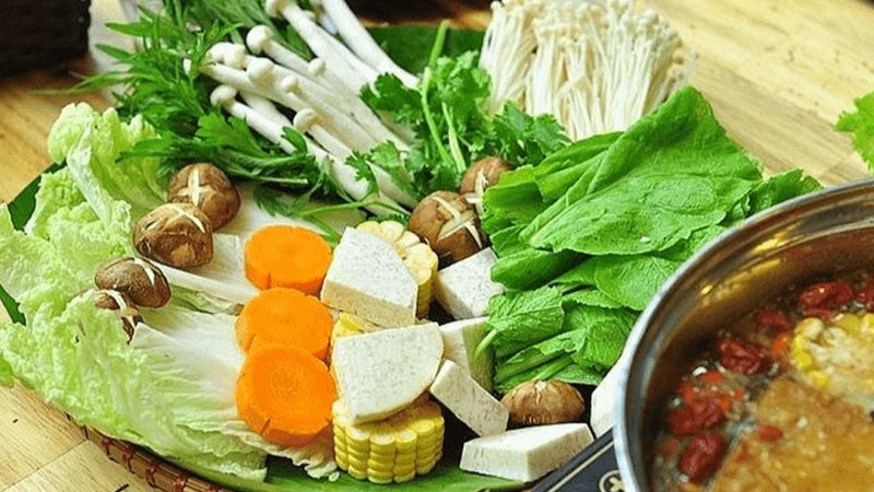 Đa dạng rau tươi ăn kèm lẩu gà, tăng thêm hương vị cho bữa ăn