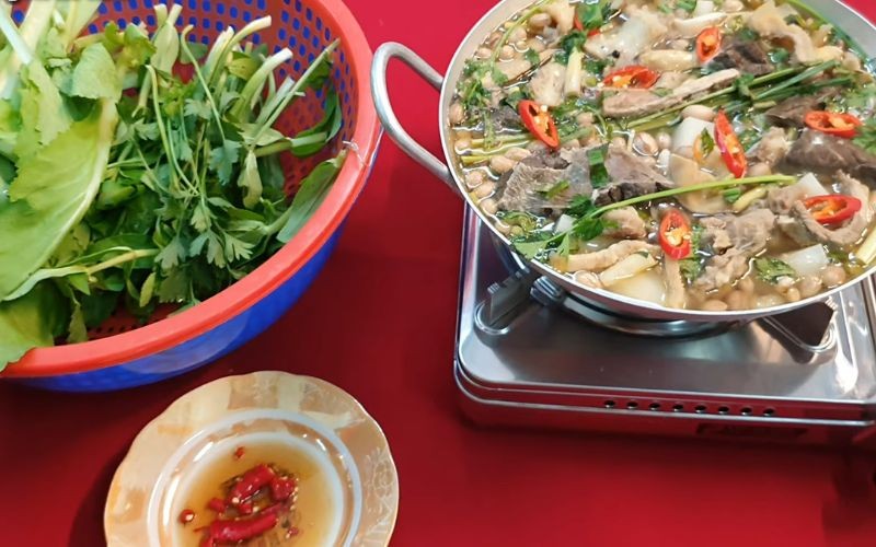 Lẩu lòng bò nghi ngút khói, ăn kèm rau sống và bún