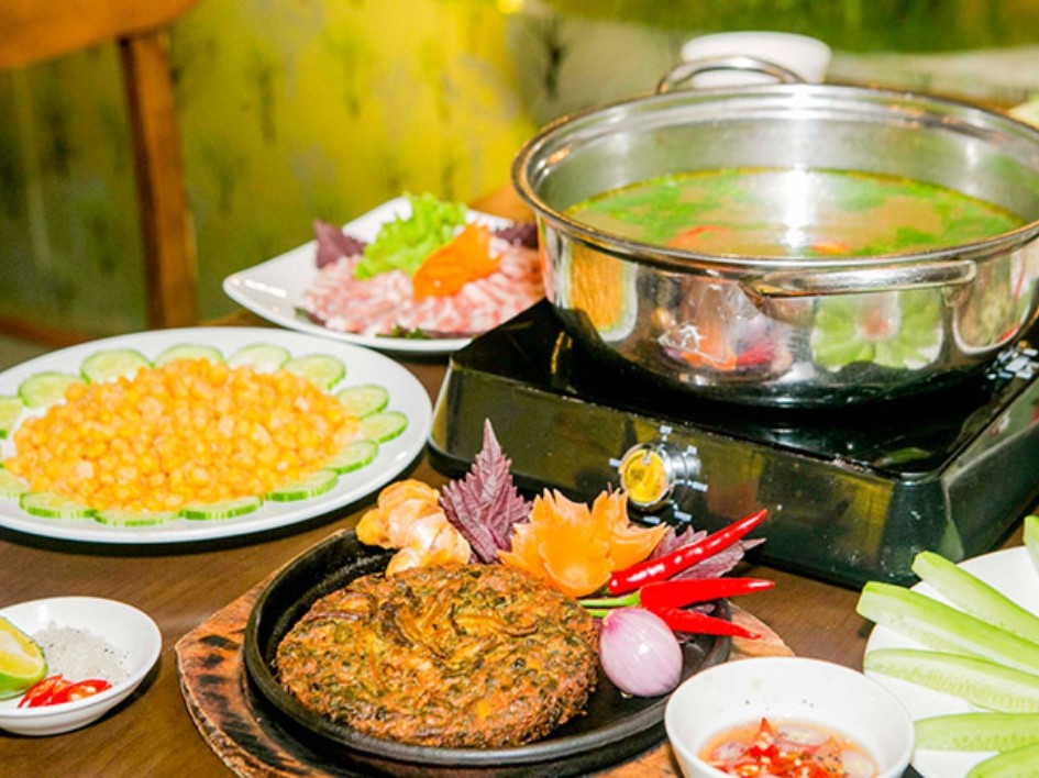 Nồi lẩu rươi đang sôi sục, tỏa hương thơm ngào ngạt, kích thích vị giác.