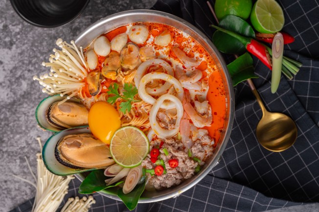 Bàn ăn thịnh soạn với lẩu Thái ấm cúng và các món nhúng tươi rói