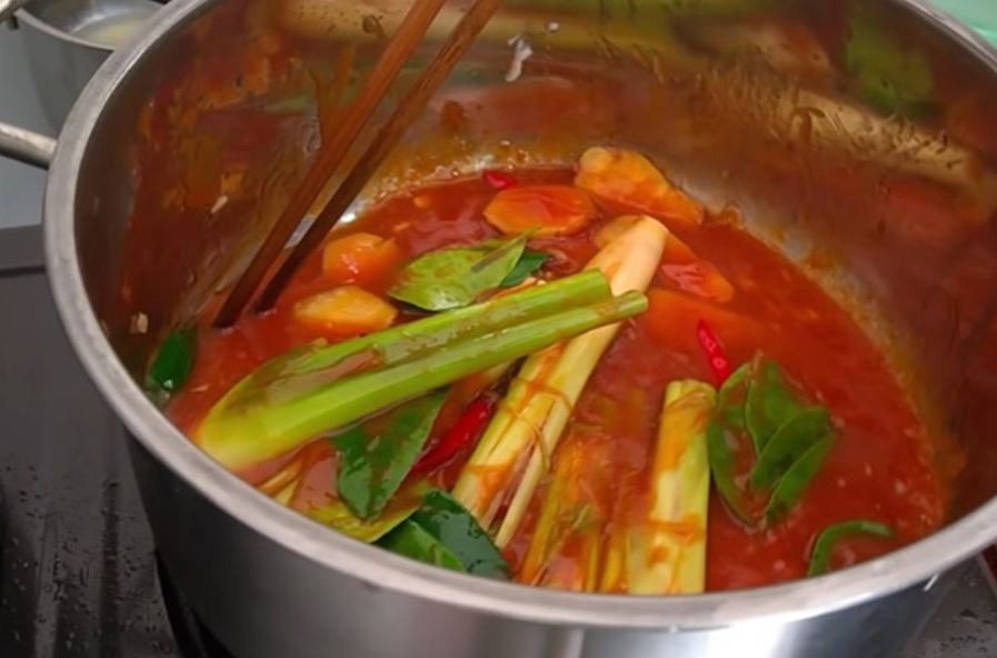 Công đoạn làm nước dùng lẩu Thái thập cẩm chua cay