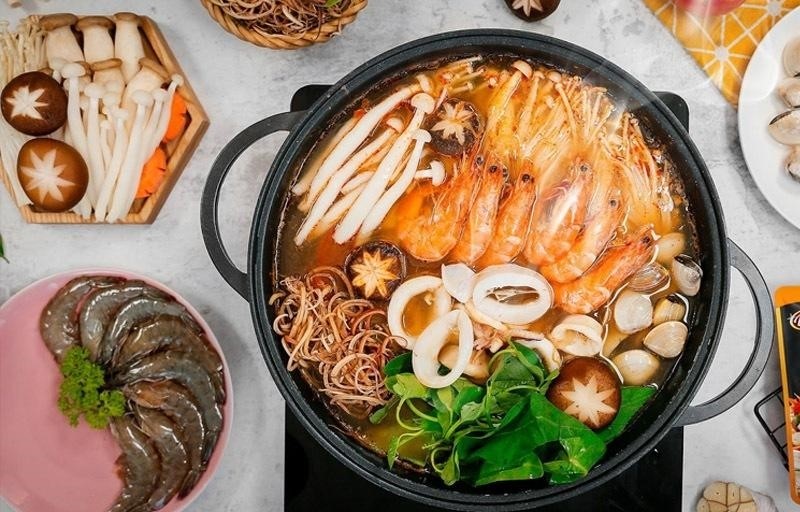 Thưởng thức món lẩu Thái thập cẩm nóng hổi