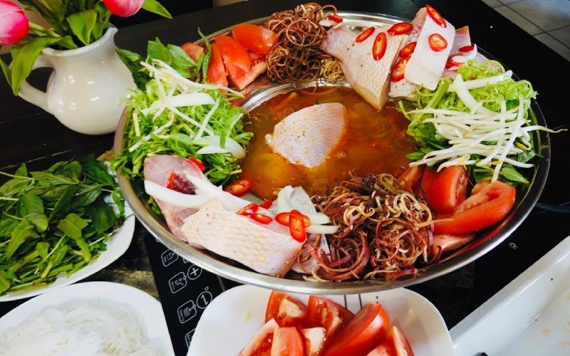 Thưởng thức lẩu thái cá diêu hồng cùng rau và bún tươi
