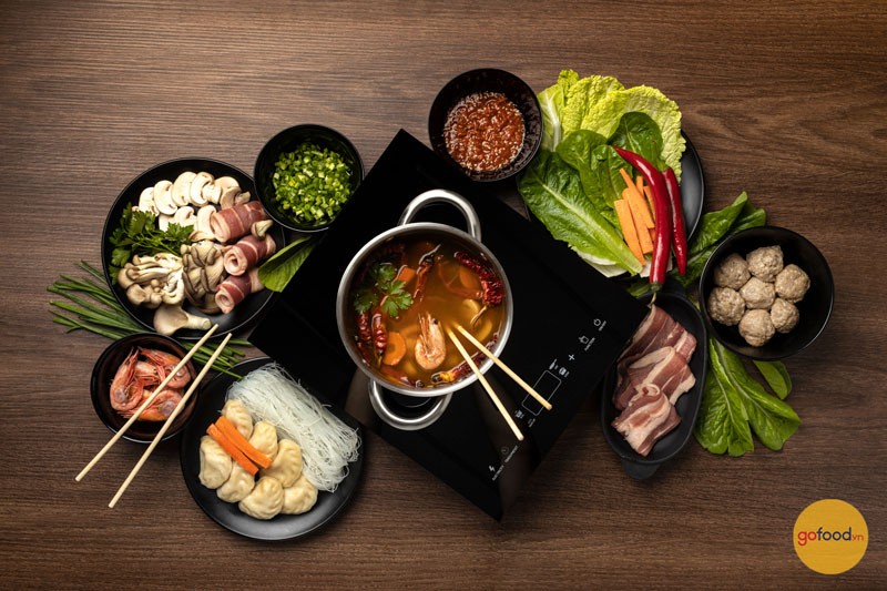 Quy trình sơ chế các loại rau củ và hải sản, bước đầu trong cách nấu nước trái cây cho món lẩu.