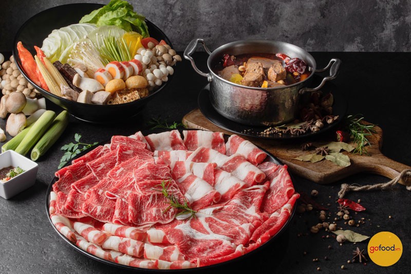 Bát lẩu Thái nóng hổi chuẩn vị nhà hàng, cho thấy hiệu quả của cách nấu nước trái cây làm nền.