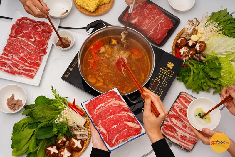 Nồi lẩu Thái sôi sục với nước dùng chua cay đặc trưng, thành quả từ cách nấu nước trái cây đúng chuẩn.
