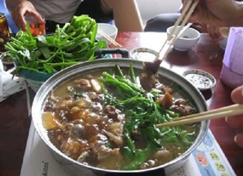 Nồi thịt chó hấp đang được chuẩn bị cẩn thận trên bếp, giữ trọn hương vị