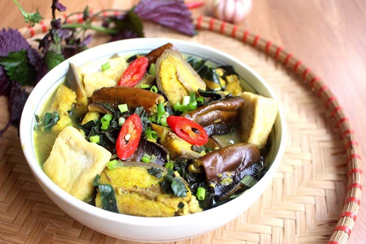 Nồi lươn om chuối đậu đang sôi trên bếp, tỏa hương thơm ngào ngạt