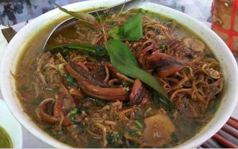 Ướp lươn và thịt ba rọi với gia vị để chuẩn bị cho món lươn om hoa chuối