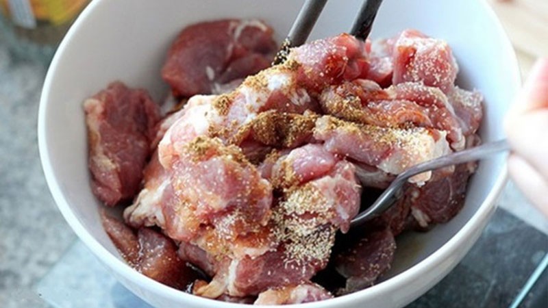 Thịt ba rọi đã được thái và ướp gia vị, sẵn sàng cho món lươn om hoa chuối