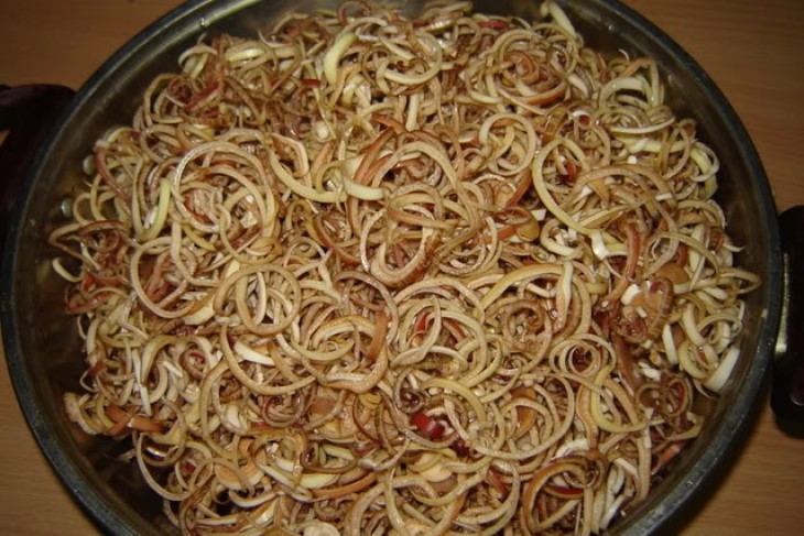 Hoa chuối thái mỏng, ngâm gia vị chuẩn bị om với lươn