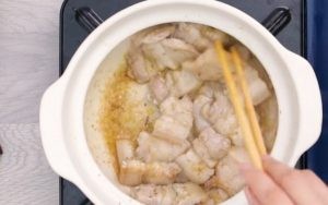Xào thịt ba rọi và nêm nếm gia vị cho món mắm kho miền Tây