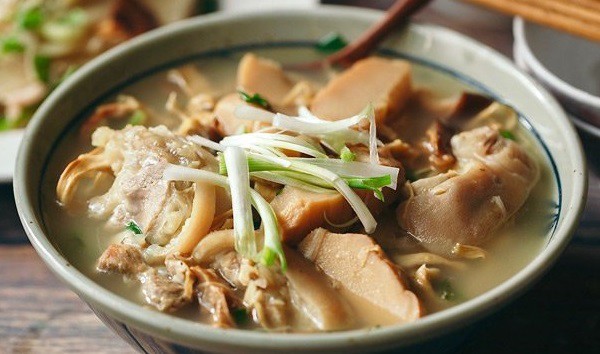 Canh măng khô nấu xương thích hợp cho mâm cỗ ngày Tết, cho các bữa ăn gia đình thêm ấm cúng.