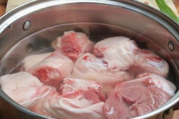 Luộc sơ giò heo và xương để loại bỏ cặn bẩn