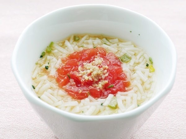 Món mì somen dinh dưỡng với rau củ và thịt gà băm, một trong những cách nấu mì cho bé 9 tháng được yêu thích.