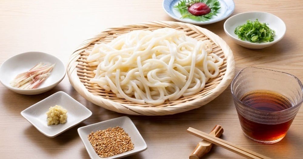 Mì Udon xào kiểu Nhật với thịt gà và rau xanh, gợi ý hấp dẫn trong các cách nấu mì cho bé 9 tháng.