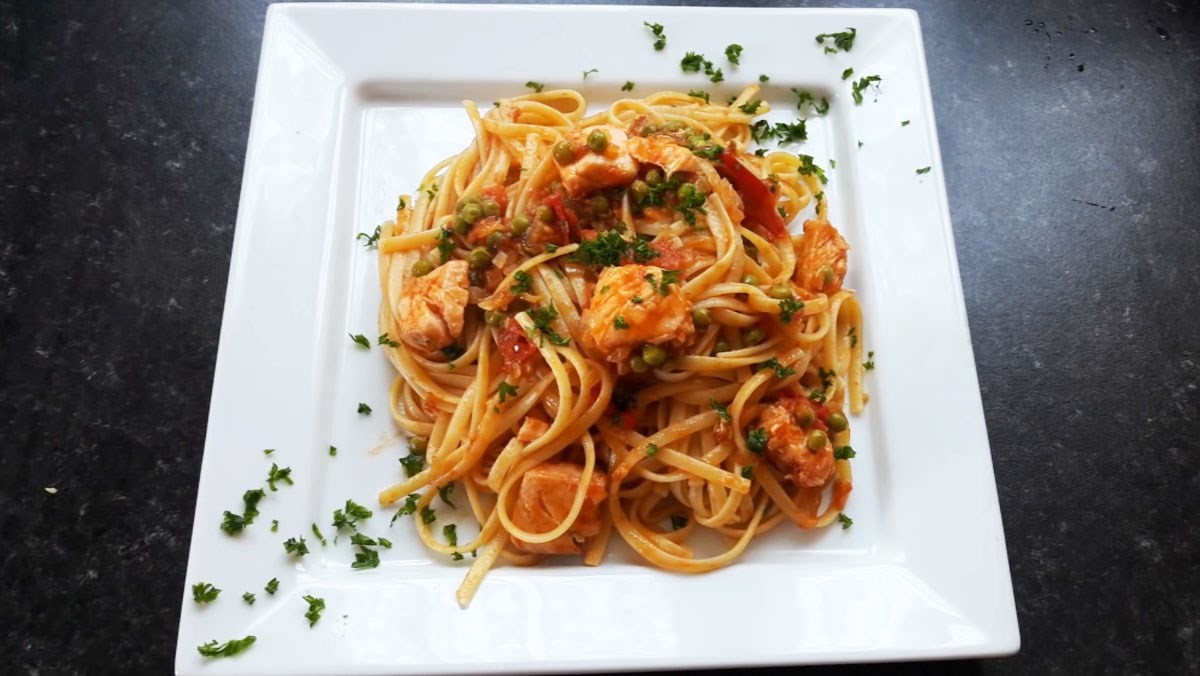 Món mì spaghetti cá hồi sữa béo ngậy, giàu Omega-3, là cách nấu mì cho bé 9 tháng đầy đủ dưỡng chất.