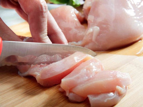 Sơ chế thịt gà thái miếng cho mì cay phô mai
