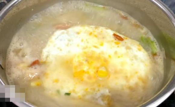 Tô mì gói thơm ngon với nhiều topping