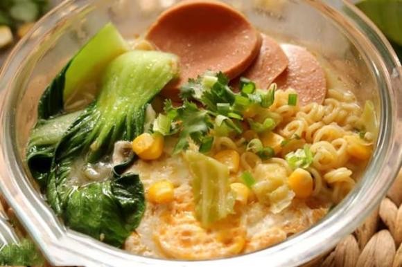 Mì gói nóng hổi với rau xanh và topping đa dạng