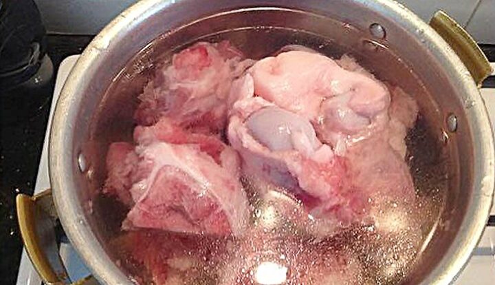 Nấu nước dùng mì hải sản