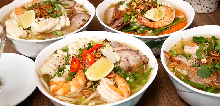 Thành phẩm món mì hải sản tôm mực xá xíu