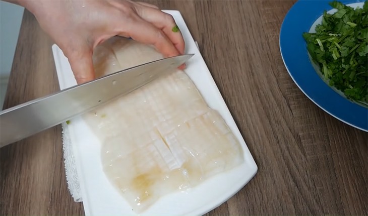 Khứa mực đẹp mắt cho mì hải sản