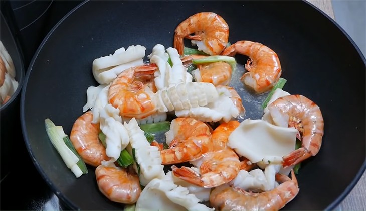 Sơ chế cà rốt và rau thơm cho mì hải sản